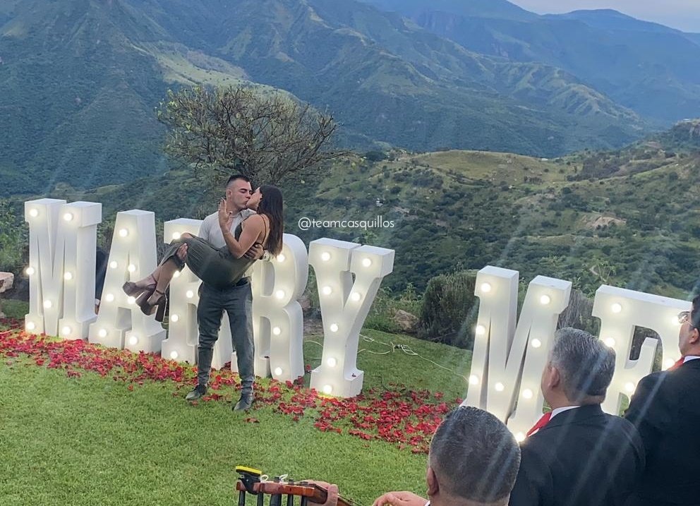 No sabenn lo felices y emocionados que estamos por ustedes, <a href="/ascencio_cass/">Casandra Ascencio</a> <a href="/Yomiwrmex/">Christian A. Anguiano Flores</a> se merecen todo lo bonito del mundo, que Dios los bendiga y les de mucha felicidad siempre, los queremos muchísimo! 🤍 Habemos bodaaaaa! 🥳✨