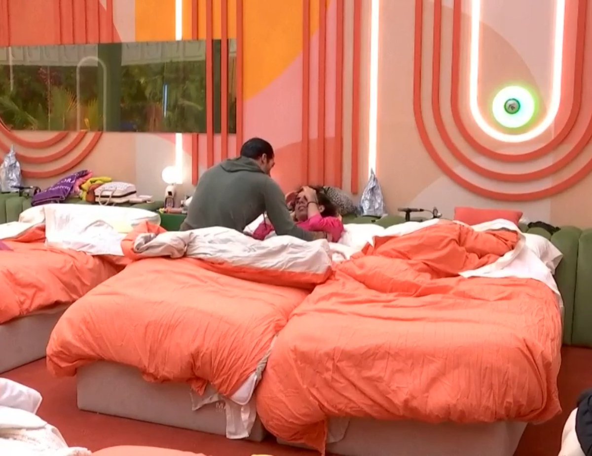 GHNickoO's tweet image. Yo me estoy descojonando con estos 2, son Pili y Mili 😂 #GHVIP8O