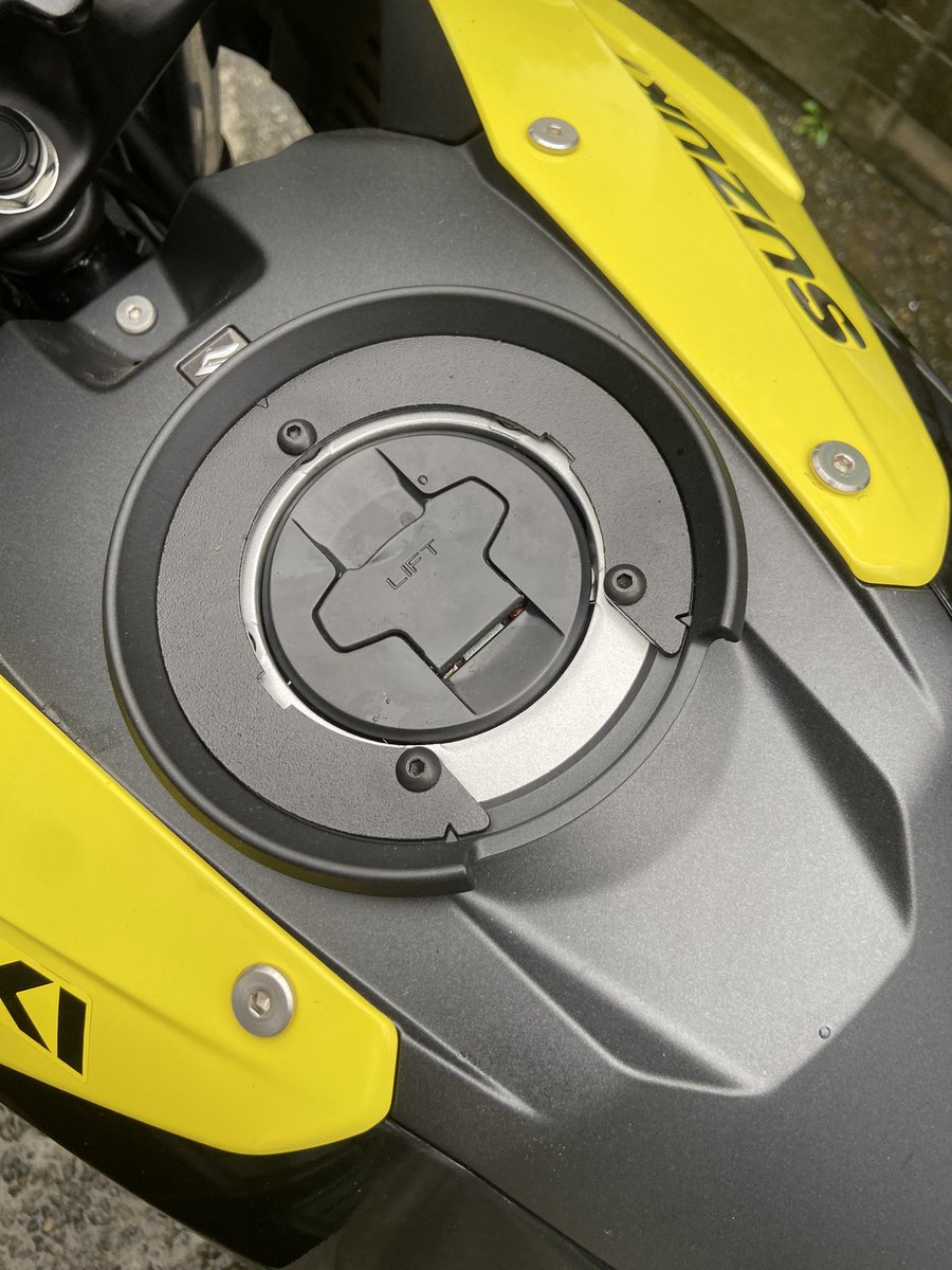 vstrom250gogo's tweet photo. giviのタンクロック‼️
#Vストローム250SX
#givi
#BF01 https://t.co/ExDVa219dJ