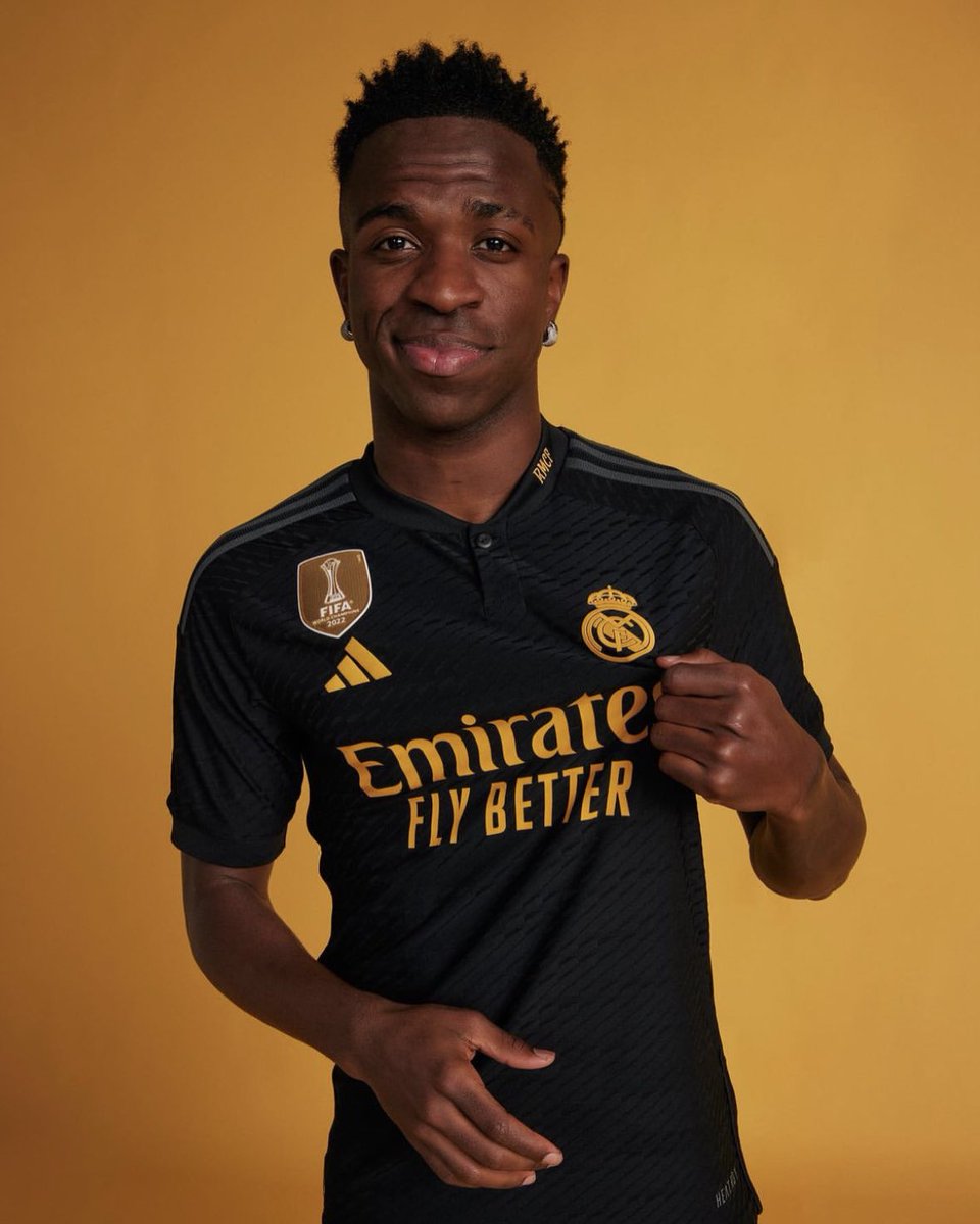 FabrizioRomano's tweet photo. ⚪️✨ Vinicius Jr’s new deal at Real had to be unveiled last week but it was just delayed due to internal timing.

No issues, no problem. Announcement coming soon for new long term contract.

Release clause: €1B.

📱 More: https://t.co/7QfJtQ8DAH https://t.co/cv8uov3xhK
