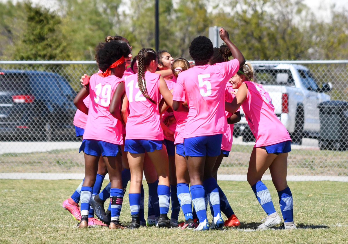 stngroyal07ecnl's tweet photo. Coming out of the weekend with our first season win!
Way to finish strong! 💙 @claire_manis1 had a PK save to keep it 1-0! 
⚽️Kaarie 
@KaarieH 
Saturday goal:
⚽️Ava @AvaHaley2025 
🅰️Maddy @MadSoccerGirl07 
@Bplwilliams @StingSoccerClub https://t.co/jh52B24ydT