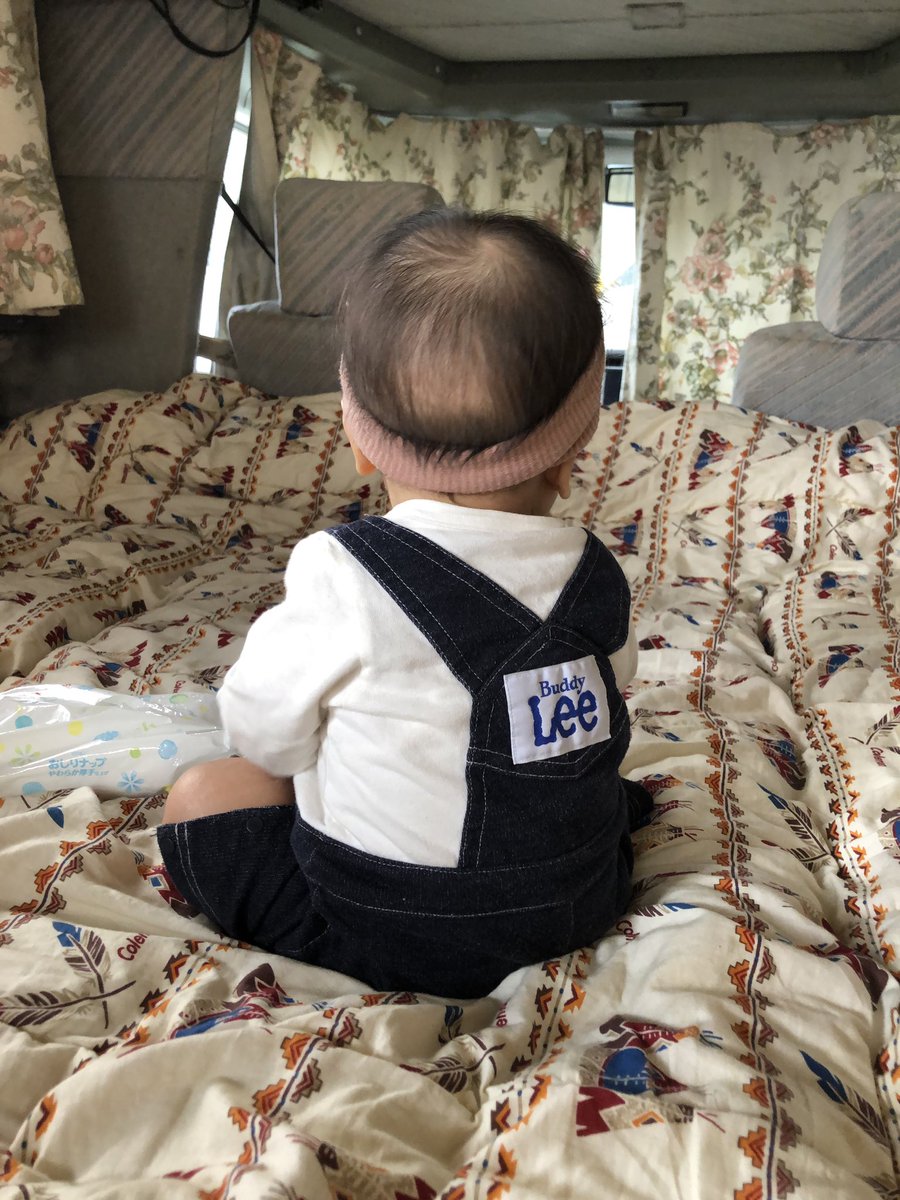 eeeeebo's tweet photo. パパと上2人が温泉入りに行ってるので、キャンピングカーで末っ子と授乳しながら待機中♨️後ろ姿が可愛いすぎてキュンキュンする https://t.co/DuJfQe2heN