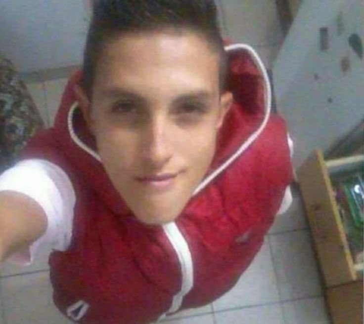 dios no entiendo cómo hacen para sacarse una foto desde arriba y salir tan lindas yo soy este