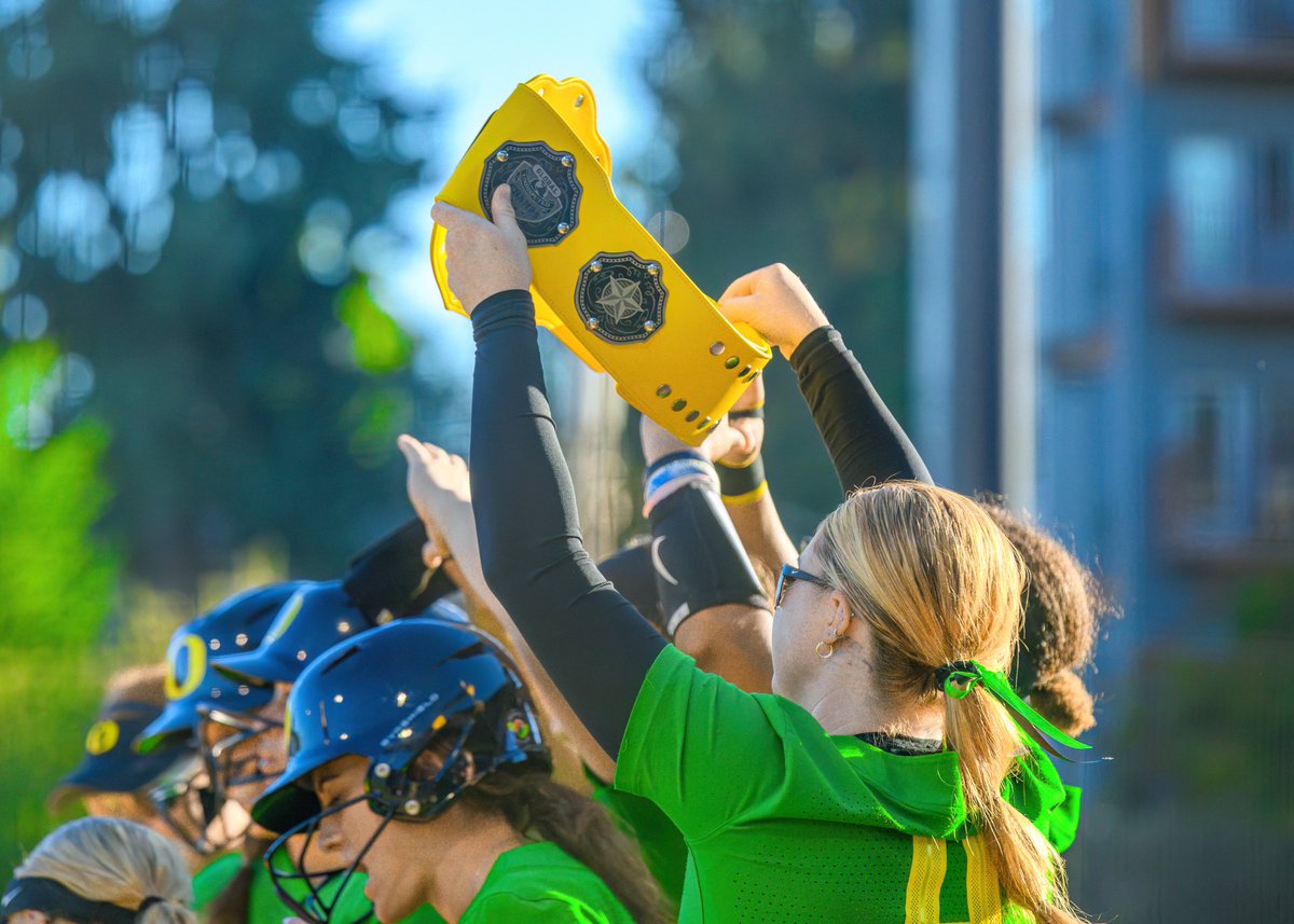 OregonSB's tweet photo. When your teammate @lilmulv06 hits her first home run as a 🦆!!!

#GoDucks  | #Version6 https://t.co/nV0QofJoql