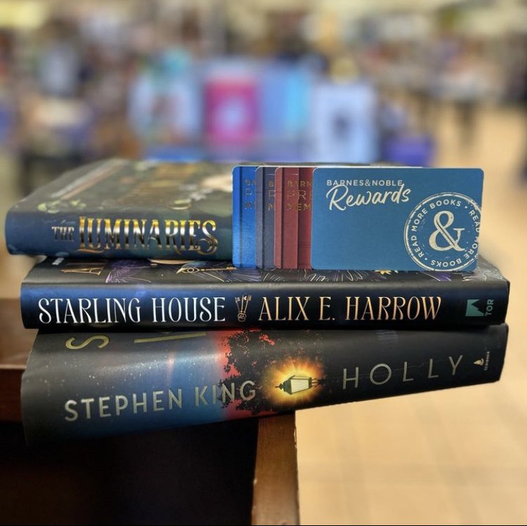 BNPotomacYard's tweet photo. If you’ve been meaning to stock up on #spooky season books, this is the time to do it! This weekend through Oct 11 Rewards #members get double stamps towards their rewards and Premium members get triple! 
#bookstagram #spookybooks #bookaddict #bnbuzz #tbrstack https://t.co/tD7pQeJGCj