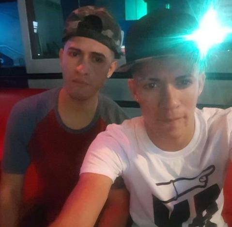 Heyner211's tweet photo. Frankling (camisa roja con gris) José (camisa blanca) los conocí hace algunos años, son hermanos y ambos son heteros, pero pude sacarles el pack, primero a Frankling que es el mayor y luego José me busco. Aún guardo sus fotos como recuerdo. https://t.co/6jFDPvLJfr