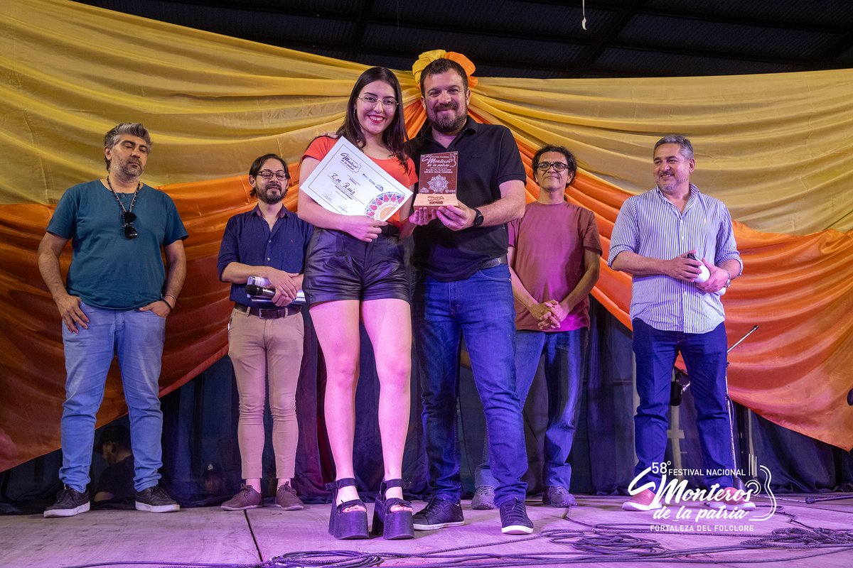MonterosdPatria's tweet photo. 🏆  Los premios y los pasajes a la 58° edición del Festival Mayor del Norte Argentino fuero entregado por el  secretario de Gobierno e intendente electo de #Monteros Francisco "Panchito" Serra https://t.co/JEPz4fRrWG