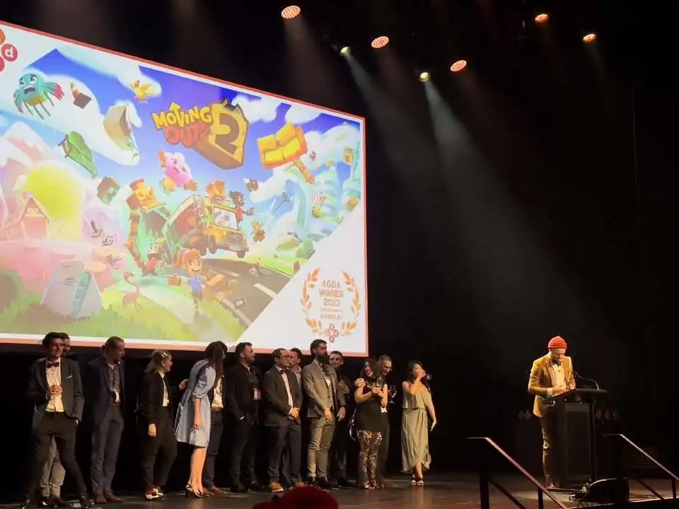 jkcrosbyfun's tweet photo. We (moving out 2) got an award for excellence in gameplay last week! 

I dropped the award…
I said some… words in front of everyone..

I could not be prouder to have shared a stage with them. https://t.co/YSfq5pwRo9