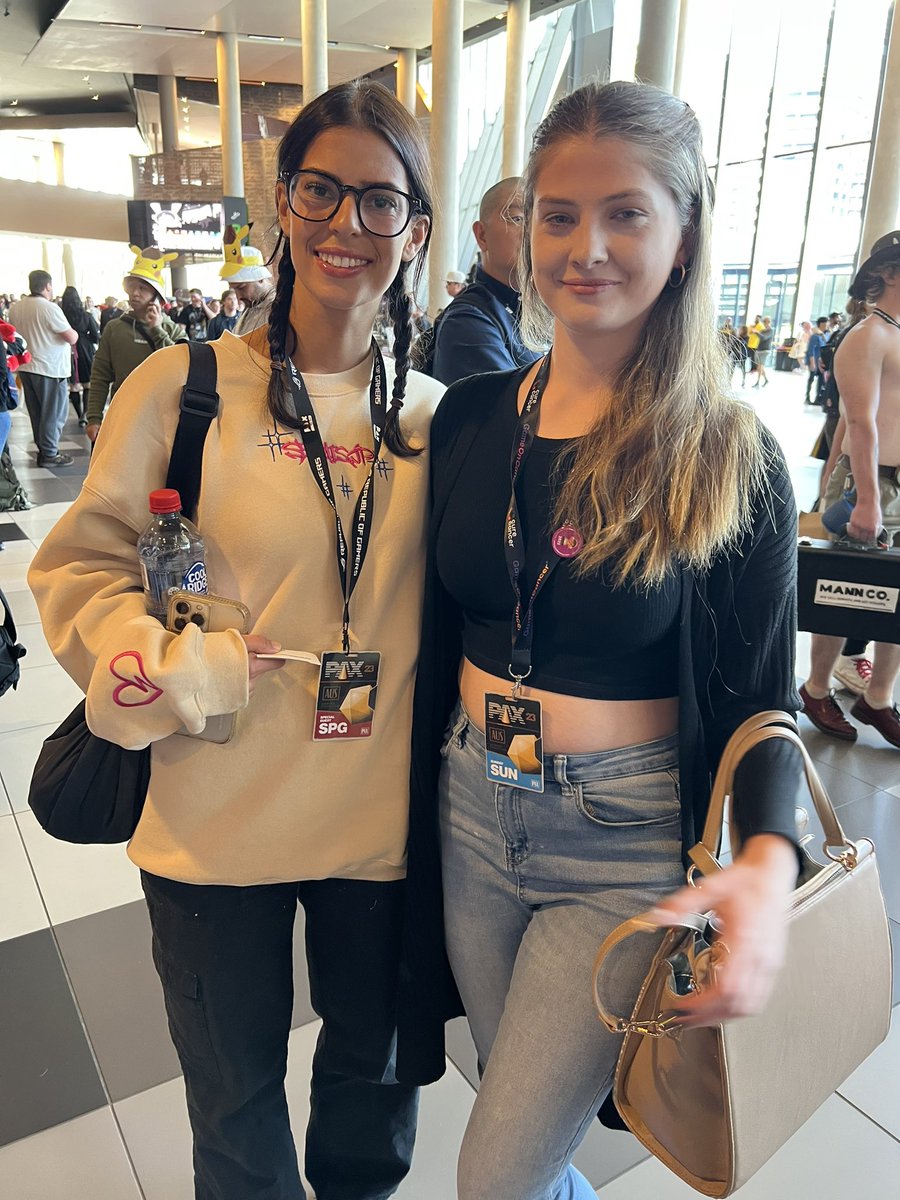 _CallMeRo_'s tweet image. Ayo Met @Develiquee At pax and Had the best interactions with her. (Dw dev you can hide with our group any time you get lost).  You are so funny and Its so wonderful to see more of your character emerge in all the different TOS videos.  You are fabulous and I love your content 💜