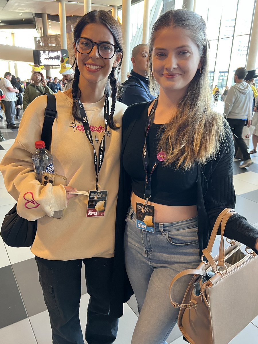 _CallMeRo_'s tweet image. Ayo Met @Develiquee At pax and Had the best interactions with her. (Dw dev you can hide with our group any time you get lost).  You are so funny and Its so wonderful to see more of your character emerge in all the different TOS videos.  You are fabulous and I love your content 💜