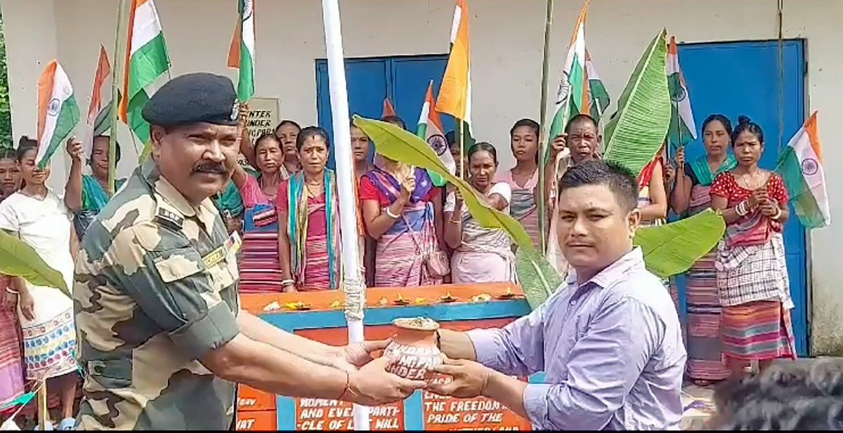 #AmritKalashYatra
Seema Prahari of 100 Bn Border Security Force along with the locals collected the soil for #AmritKalash in West Garo Hills, Meghalaya, ameliorating the patriotic spirit of one and all.
#MeriMaatiMeraDesh