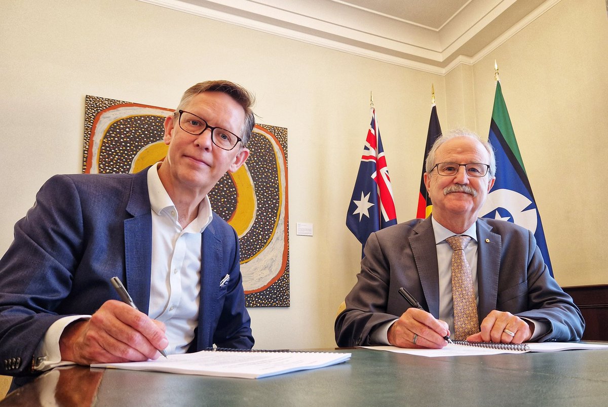 ADFintheUK's tweet photo. Enhancing capability and interoperability🇦🇺💪🇬🇧
#AUMICE was originally signed in 2006 to allow for the rapid exchange of tech and data
This MOU was signed by the heads of #CASG 🇦🇺 Chris Deeble & #DSE 🇬🇧 Andy Start
@DefenceAustralia @UKMOD https://t.co/YDN40xbnNU