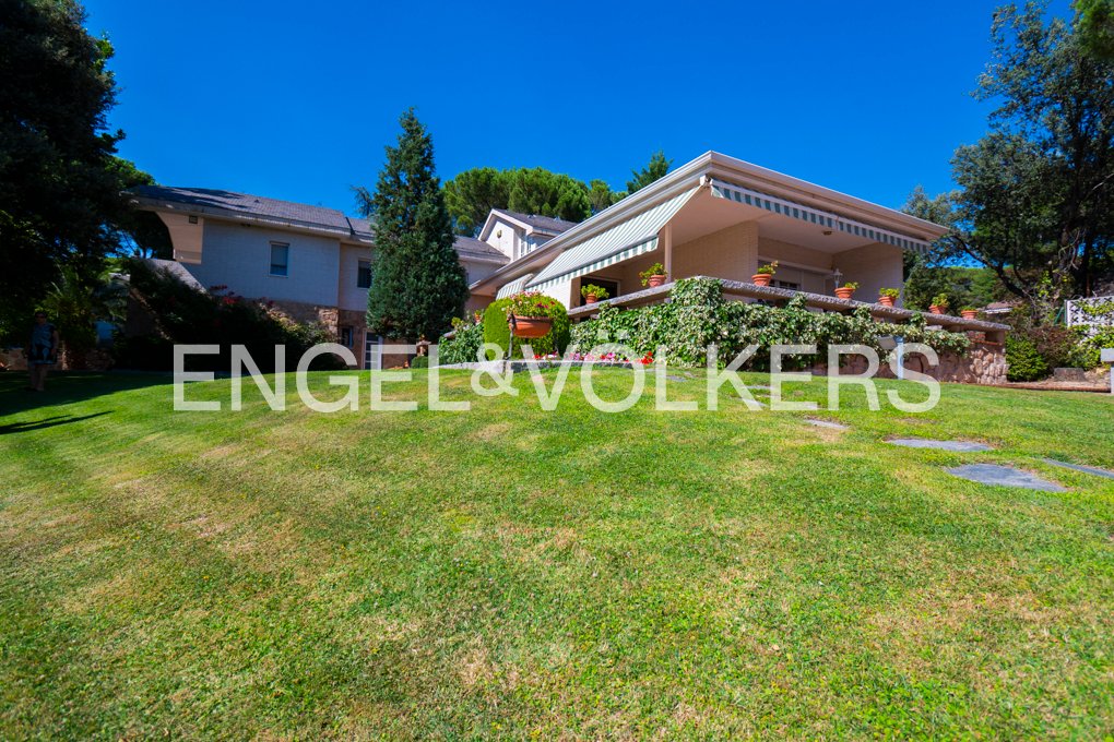 Engel&amp;Völkers Torrelodones presenta excepcional chalet independiente en prestigiosa urbanizacion. Se trata de una propiedad exclusiva de 782m² sobre una parcela de 4.128m².Más info engelvoelkers.com/es/exposes/b7b…
☎️ +34.91.859.43.85 madridtorrelodones@engelvoelkers.com