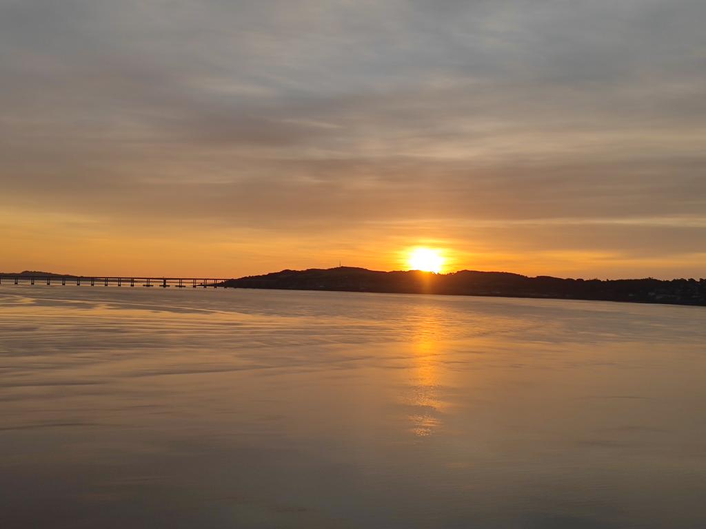 Sunrise on the Tay leaving Dundee this morning #beautifulScotland