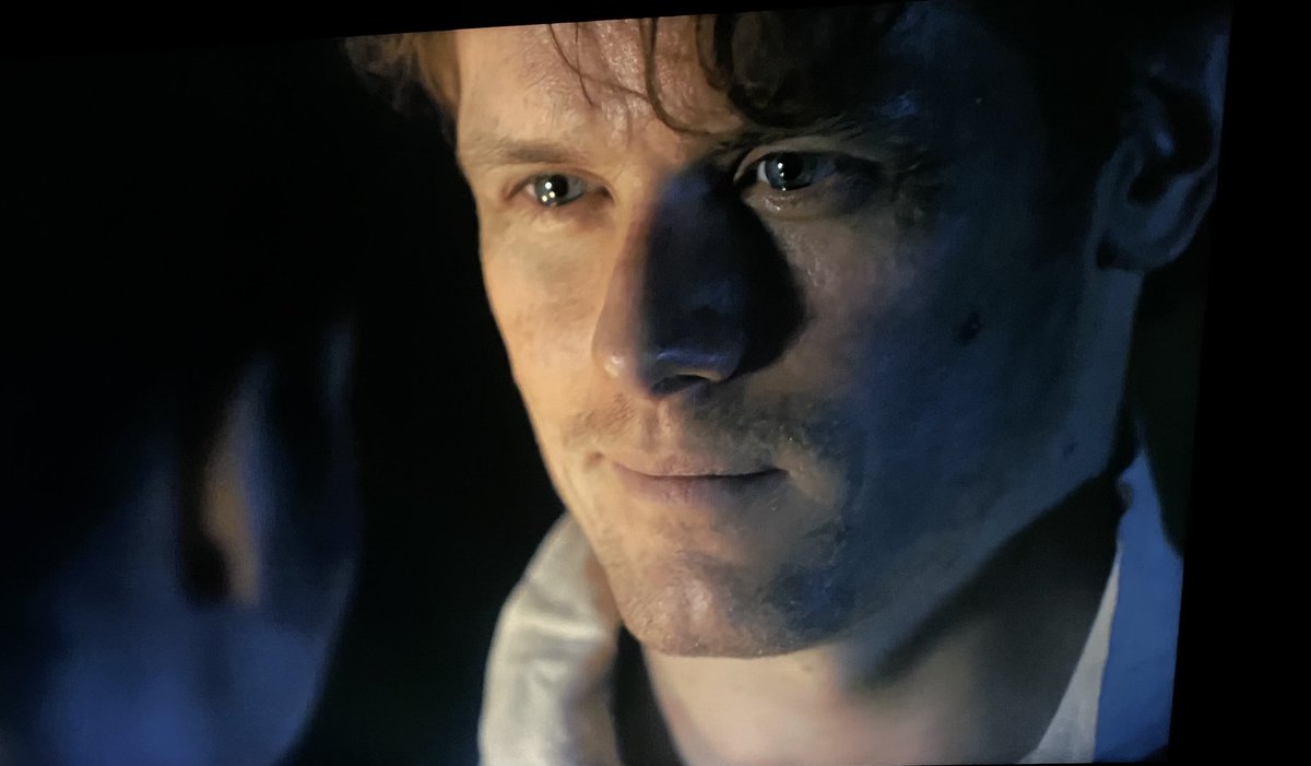 skingsbu14's tweet photo. Whew! The way that Jamie looks at the love of his life after 20 years apart could have lit the dinner candle! 🕯️🕯️🔥🔥🔥A. Malcolm will always be my fave💚#Outlander #SamHeughan #JamieClaire #AMalcolm https://t.co/IJXxz1WG9L