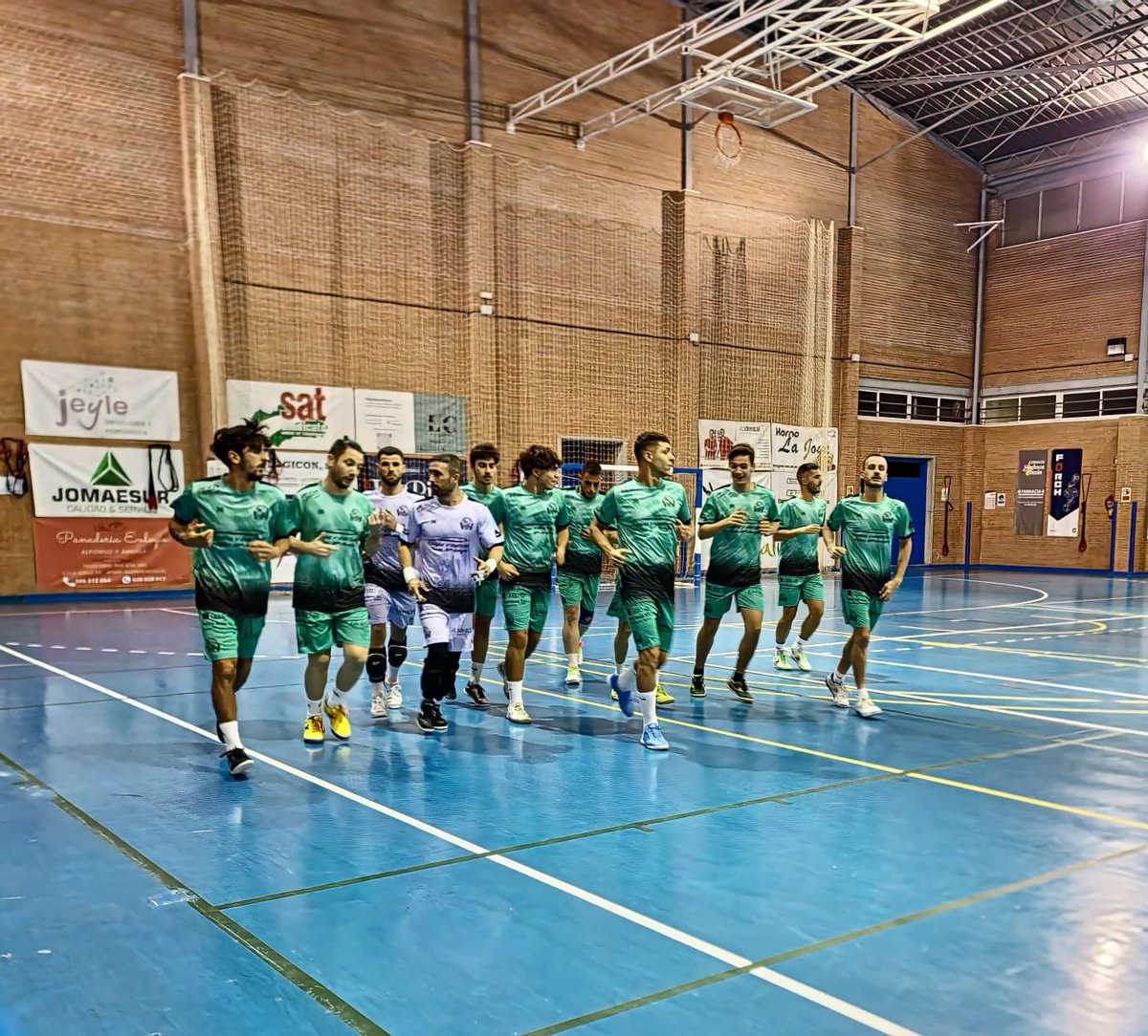 PUNTOS_GILENA's tweet photo. ⏳💪Trabajo, trabajo, trabajo

⚽En la tarde de ayer nuestro primer equipo comenzó a preparar la jornada 3.

🗣️Charla inicial de Dani Quintana Garcia analizando el empate en Benalup y el plan de trabajo con la vista puesta en el Sábado.

#Masquefutbolsala💙 https://t.co/Qm2zity9p3