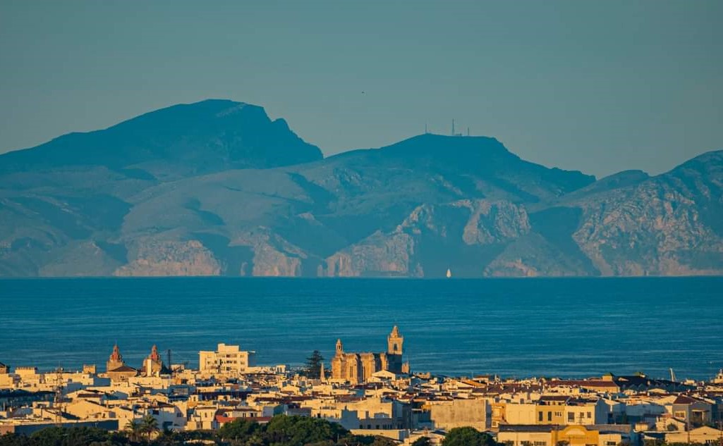 Fa dies que comentam la bona visibilitat que tenim, per la presència d'aquest anticicló, que ens deixa humitats baixes.
Aquí tenim un altre exemple, de Ciutadella, on podem veure perfectament les antenes del puig de sa Tudossa, a Artà!!!
📸 Martí Pons.