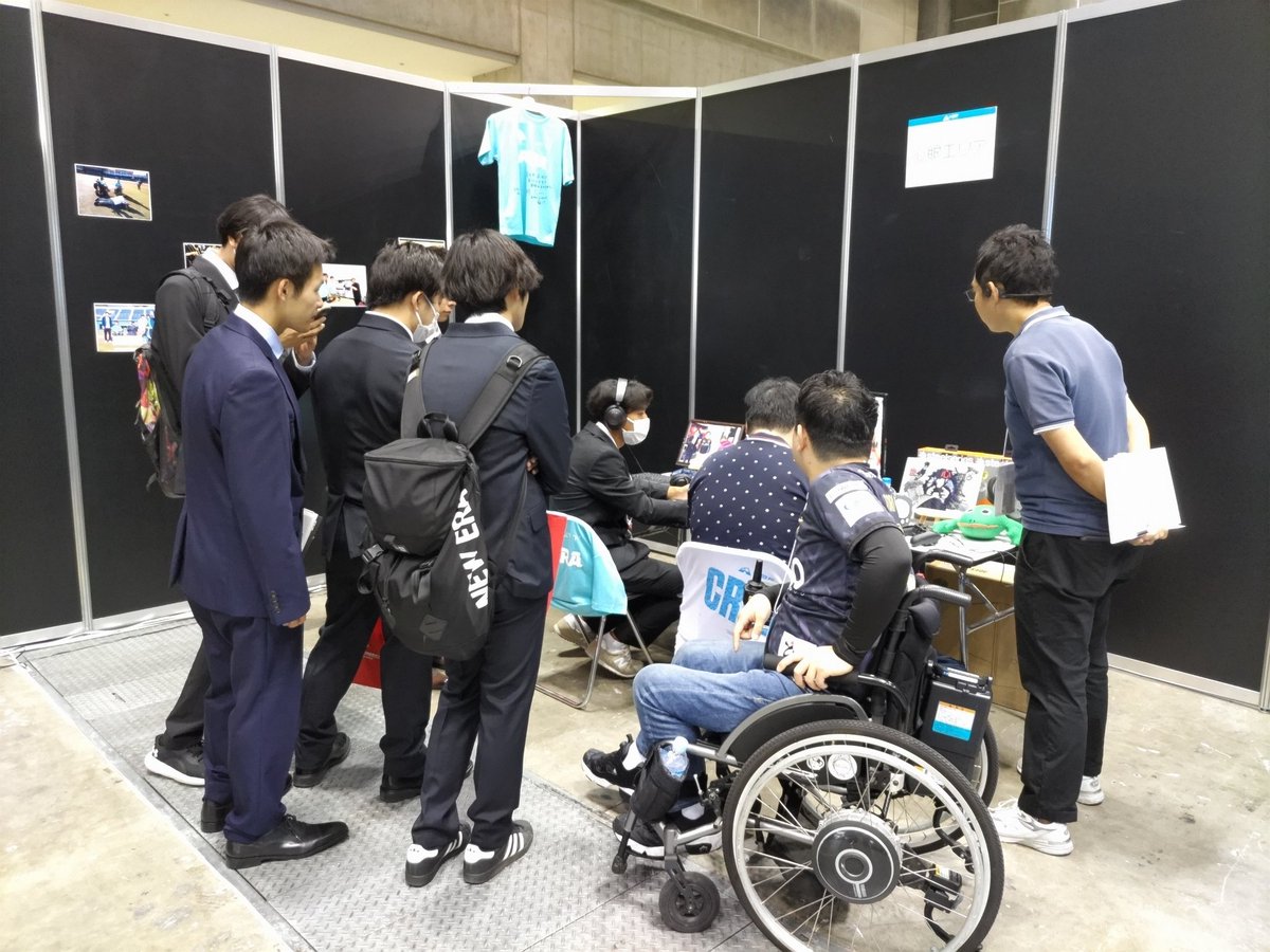 ePARA_official's tweet photo. #国際福祉機器展 は29日(金)まで！

東6ホールの #バリアフリーeスポーツ 体験エリアでは、全盲プレイヤーと格闘ゲームで対戦したり、色んなコントローラーを駆使する車いすユーザーとサッカーゲームしたり、足などで操作するレーシングゲームを体験したりできるよ！どれも楽しそう〜( ´▽｀)♪ https://t.co/2aji7YR4DN