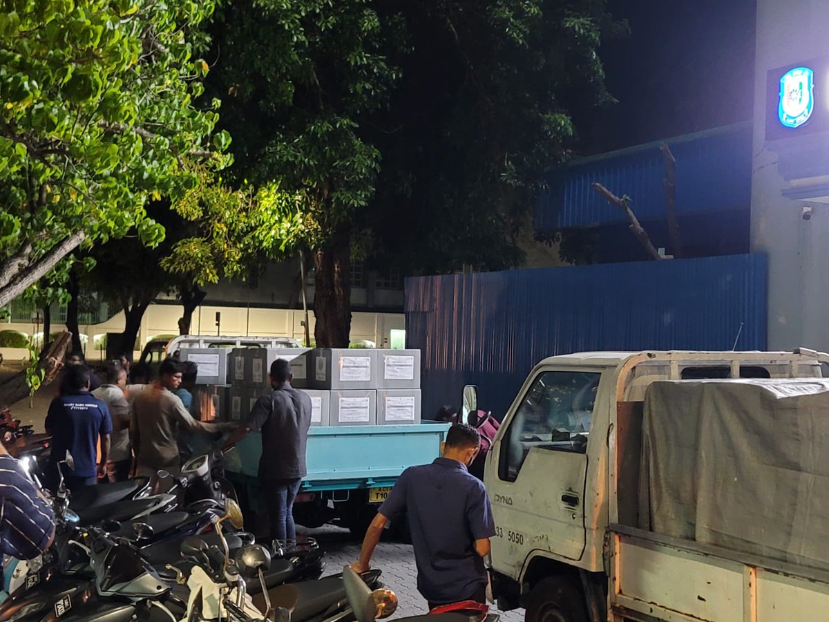 PoliceMv's tweet photo. ރިޔާސީ އިންތިހާބު 2023 ގެ ދެވަނަ ބުރުގެ ވޯޓު ކަރުދާސް ރާއްޖޭގެ އުތުރާއި ދެކުނުގެ ހުރިހާ ރަށަކަށް ގެންދިއުމަށް ޕޮލިސް 19 އަދި ޕޮލިސް 20 ލޯންޗް މިއަދު ހެނދު ވަނީ ފުރާފަ!
#OperationBlueWave https://t.co/vVuVOxzCDB