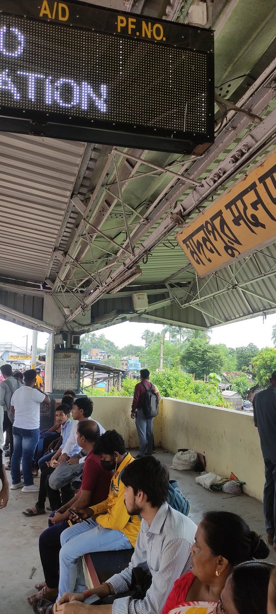 kaushikmathshub's tweet photo. #irctc 
#IndianRailways
#sheldah
দীর্ঘদিন ধরে ,নদীয়া জেলার, মদনপুর স্টেশনে
বসার স্থানগুলিতে কোন ফ্যানের ব্যবস্থা নেই। 
উদ্ধতন কর্তৃপক্ষের দৃষ্টি আকর্ষণ করছি এবং যথাযথ ব্যবস্থার আবেদন করছি| https://t.co/28xtZ2TRBT
