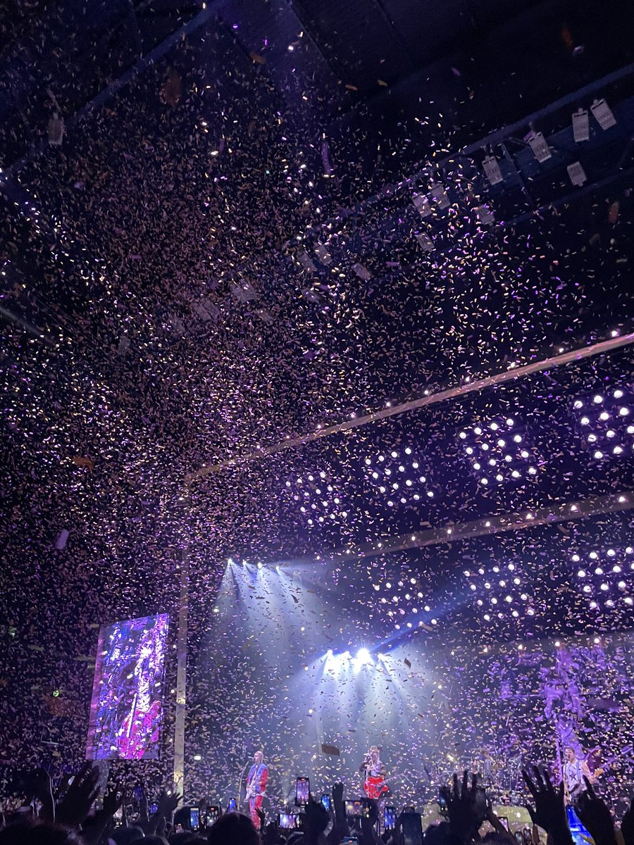 finexlinez's tweet photo. Come ci si riprende? #The5SOSShowMilan https://t.co/29bRWtRU5C