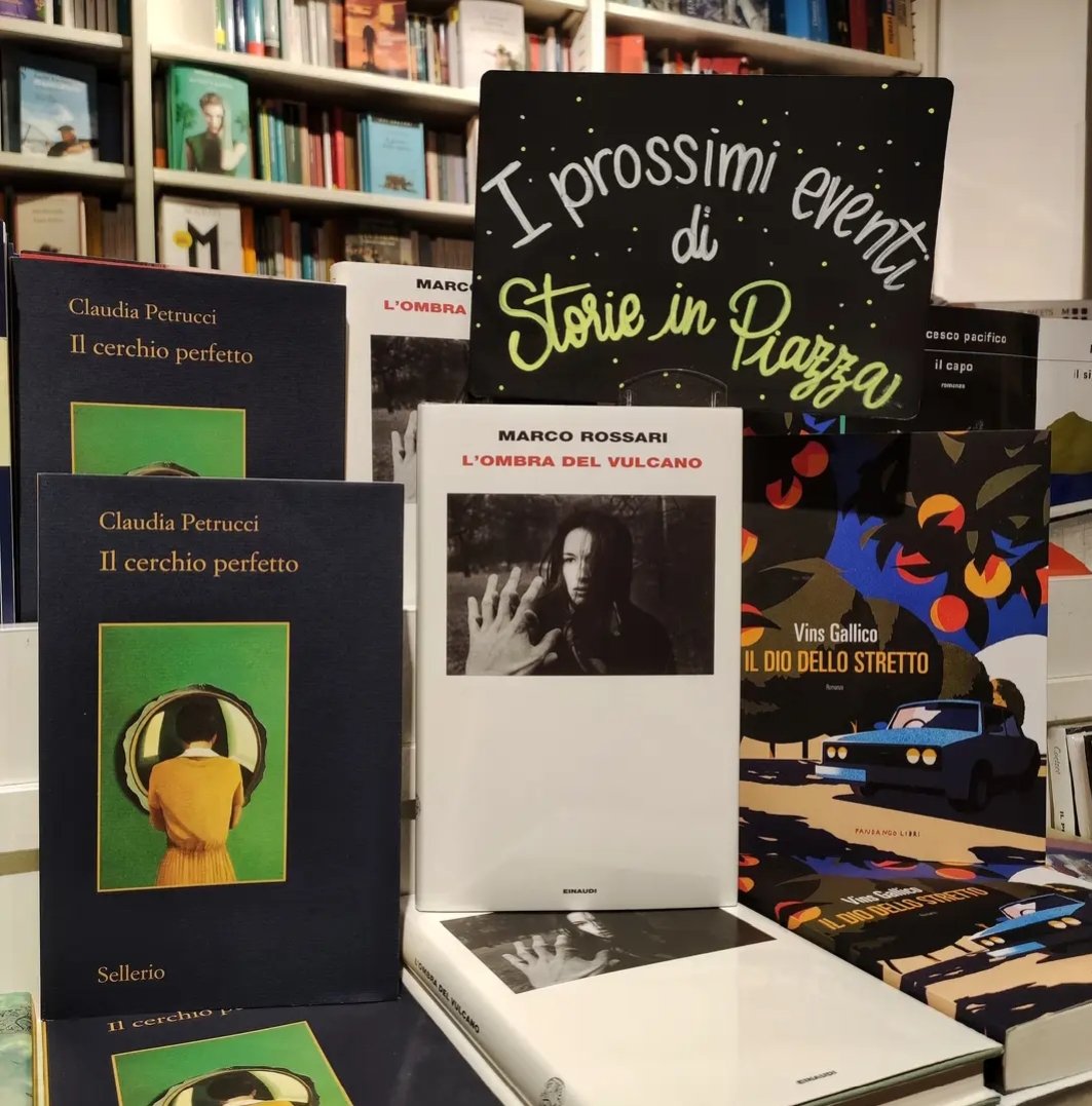 Alla Ubik di Como le impavide libraie si concedono il lusso di fare un tris di presentazioni: oggi @cpscrive (@sellerioeditore), domani @marco_rossari (@Einaudieditore), venerdì moi e lo stretto (@FandangoLibri) insieme a Simone Tempia. Insomma l'ombra perfetta del vulcano su dio