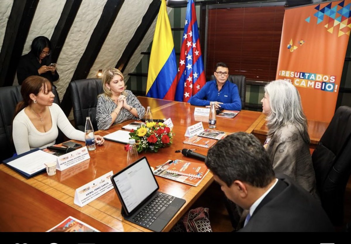 ingridaguirre11's tweet photo. En Casa Magdalena en la ciudad de Bogotá,  realizamos mesa de trabajo con  @minvivienda @catalinavelascohabitat, el viceministro de Agua y Saneamiento Básico Aníbal Pérez, el director de @dnp_colombia Jorge Iván Ospina, el @superserviciossspd Dagoberto Quiroga, la directora de presupuesto Nacional del Ministerio de Hacienda Claudia Marcela Numa y demás funcionarios del Gobierno de @gustavopetrourrego .

Junto al Gobernador @carlosecaicedo y la alcaldesa @virna_johnson presentamos el proyecto y argumentamos  la proposición presentada en el presupuesto del 2024; con el fin que la nación coofinancie la solución al desabastecimiento de agua potable en ciudad Santa Marta, con 200 mil millones de pesos, por los próximos 3 años. 

Los gobiernos del cambio, seguimos trabajando, Rumbo a los 500 de Santa Marta.
