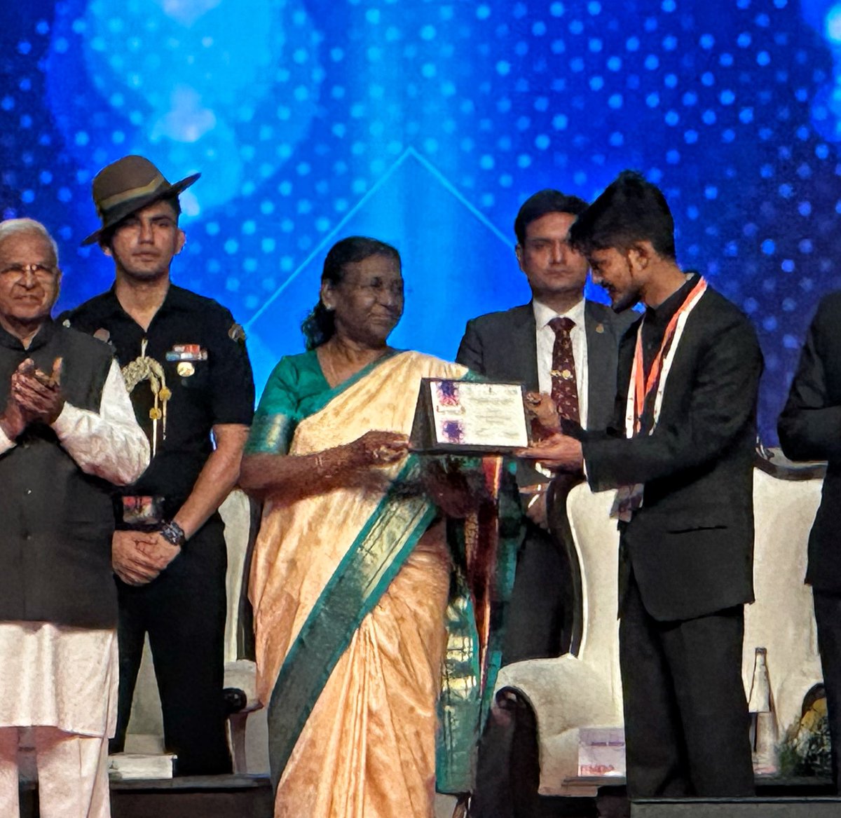 काशी का सम्मान! काशीवासियों का सम्मान! इंडिया स्मार्ट सिटीज़ अवार्ड कंटेस्ट में महामहीम राष्ट्रपति महोदया द्वारा वाराणसी को नार्थ ज़ोन की सर्वश्रेष्ठ स्मार्ट सिटी का पुरस्कार दिया गया। मुख्य कार्यकारी अधिकारी, शिपू गिरी द्वारा यह पुरस्कार ग्रहण किया गया। #SmartCitiesConclave