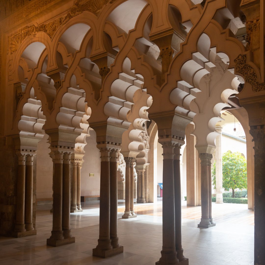 Découvrez quelques-uns des joyaux architecturaux de Saragosse. De l'Aljafería à la magnifique basilique du Pilar, en passant par la Seo et sa tour baroque. 🌟🚄