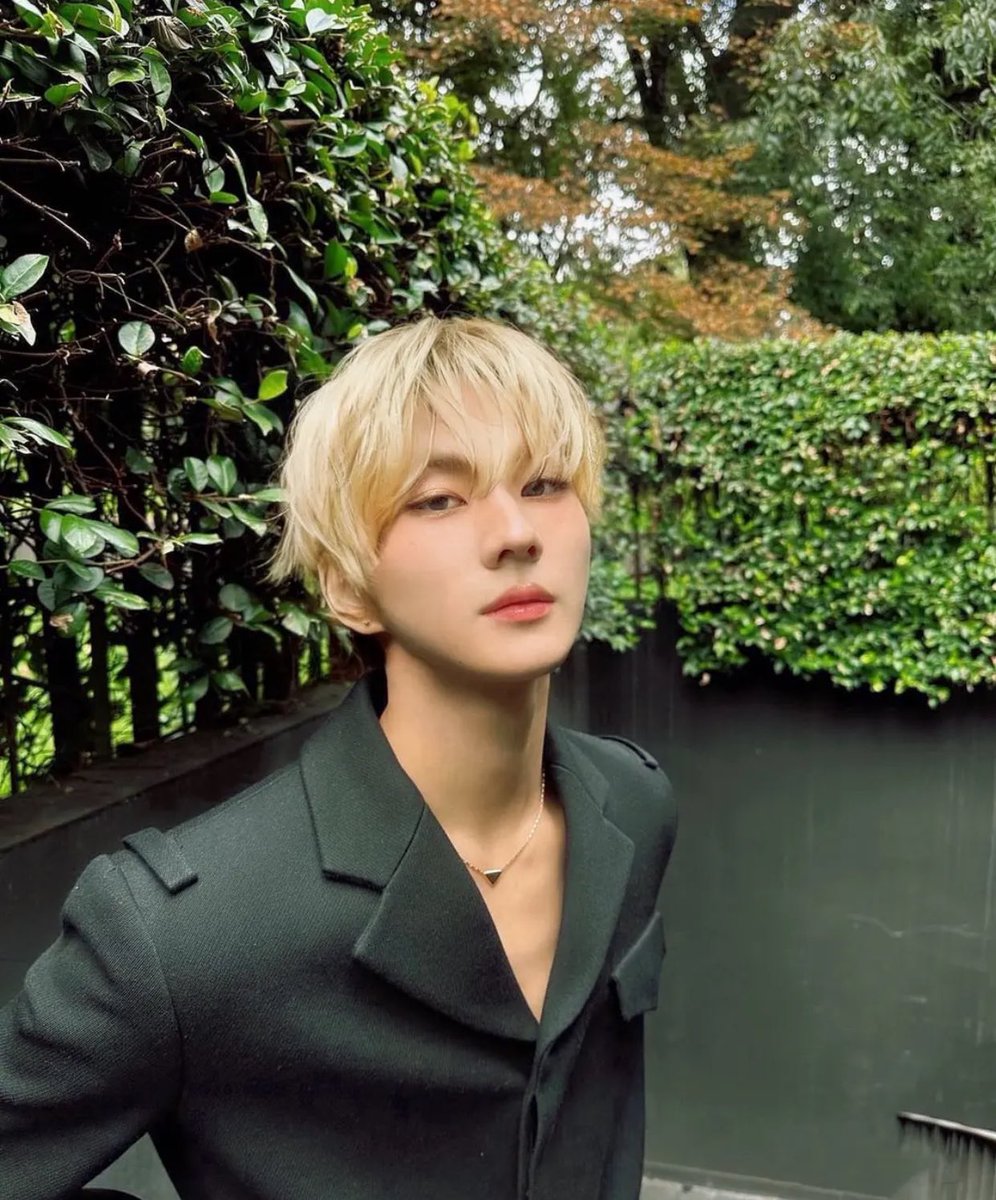 PIC0209's tweet photo. oh my god blonde hair 😩  #jungwon https://t.co/uTROUydFm6