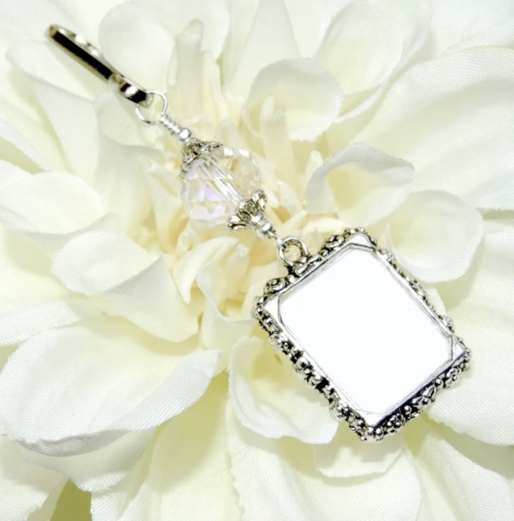 smilingbluedog's tweet photo. Perfect for a bridal bouquet, but not limited to that :)  https://t.co/1AxHzHnbzL via @Etsy #Etsy #etsymntt #etsysocial #shopetsy #etsyseller #WA #brides #bff #like2 #shopsmall #etsyfinds #weddings #memories #gift #crystal https://t.co/ZMrUm984a7