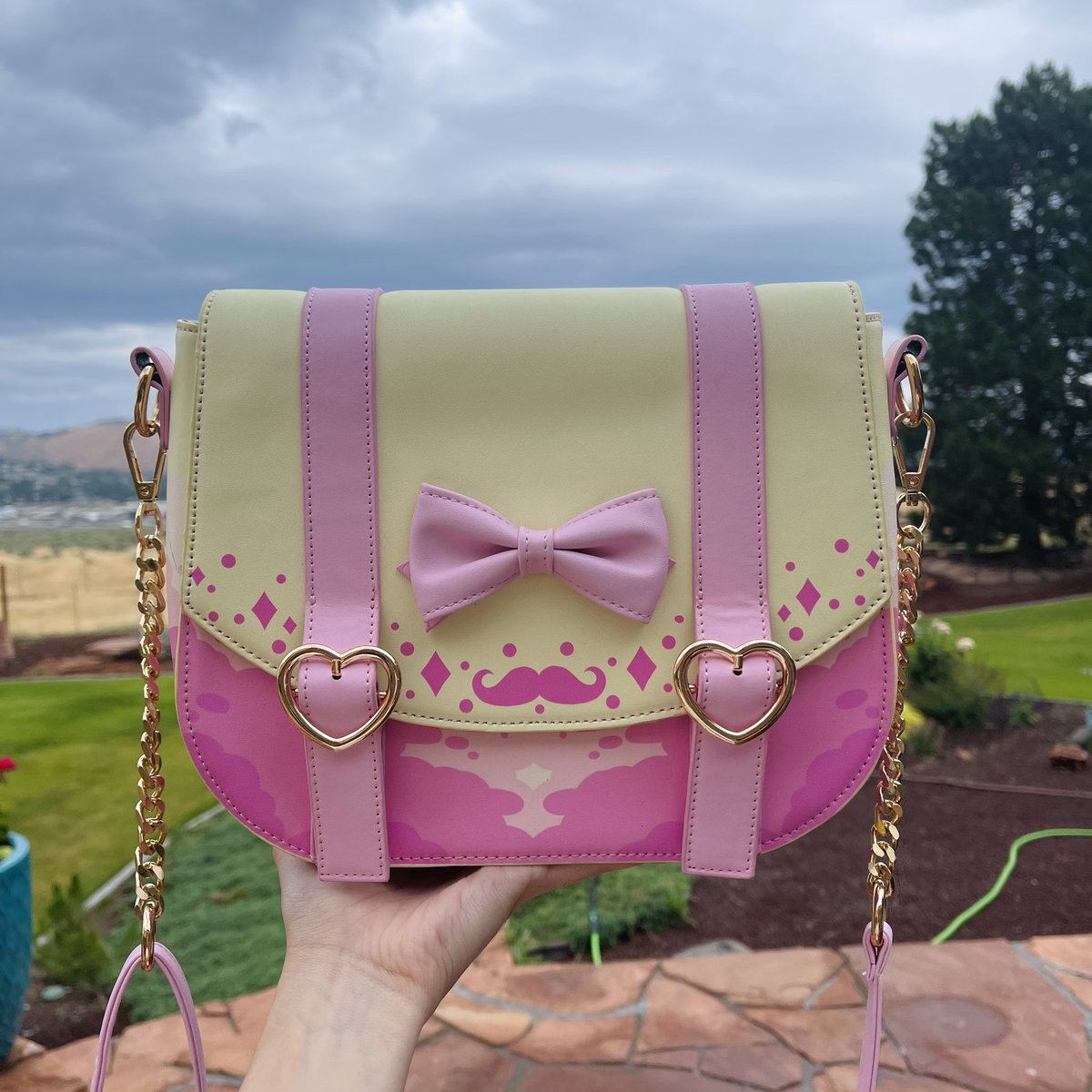 GUYS! GUYS!

The Darkstache bags are COMPLETE! They’re going to be shipped to me soon so that means they’re going to get here EARLY AHHHH

Please please please if you haven’t already purchase yourself a bag! That way I can work on more bags + wallets of your fav egos! :3