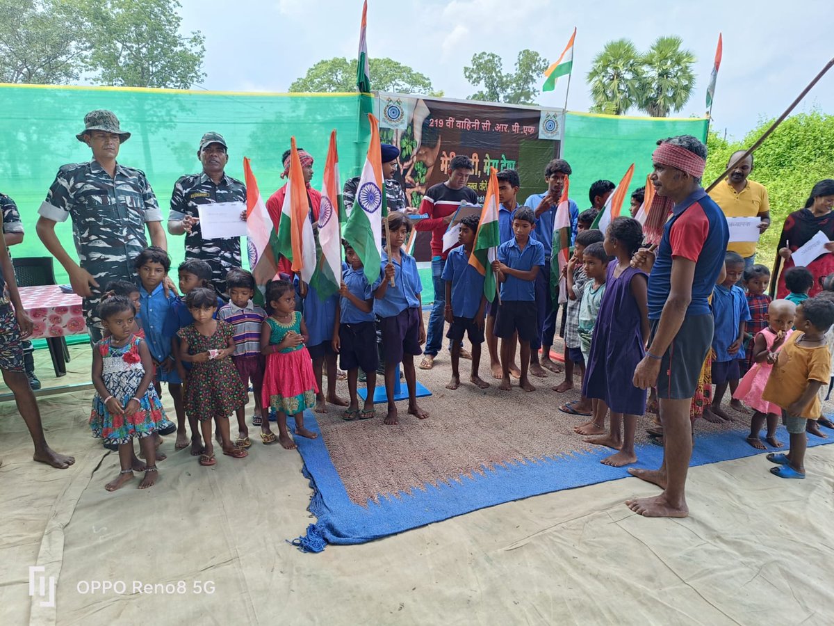 219BNCRPF's tweet photo. ढोल नगाड़े की थाप पर एक उत्सव के रूप में दिनांक 26/9/2023 को 219 बटालियन सी.आर.पी.एफ कि दो कंपनी गोरखा एवं भेजी के ग्राम वासियों ने शपथ ले करके अपने गांव की पावन मिट्टी को मेरा माटी मेरा देश कार्यक्रम के लिए समर्पित किया I @PuneDigp  @WSCRPF201,@crpfindia @2bn_crpf @cgsectorcrpf https://t.co/GBQAPddpqH