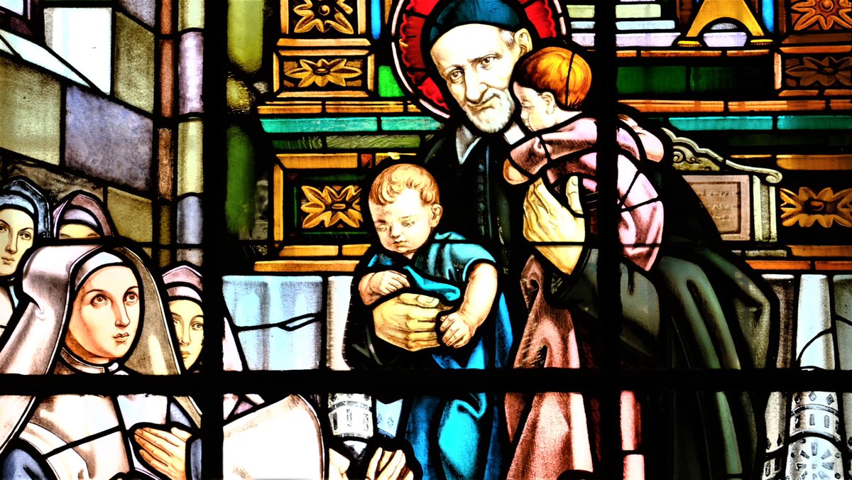 Hoy nos unimos a toda la #FamiliaVicenciana en la festividad de nuestro fundador, San Vicente de Paúl. 
Que su carisma inunde hoy y siempre cada una de nuestras acciones. 
#LaSencillezNacedelCorazón 
@cevhcsur