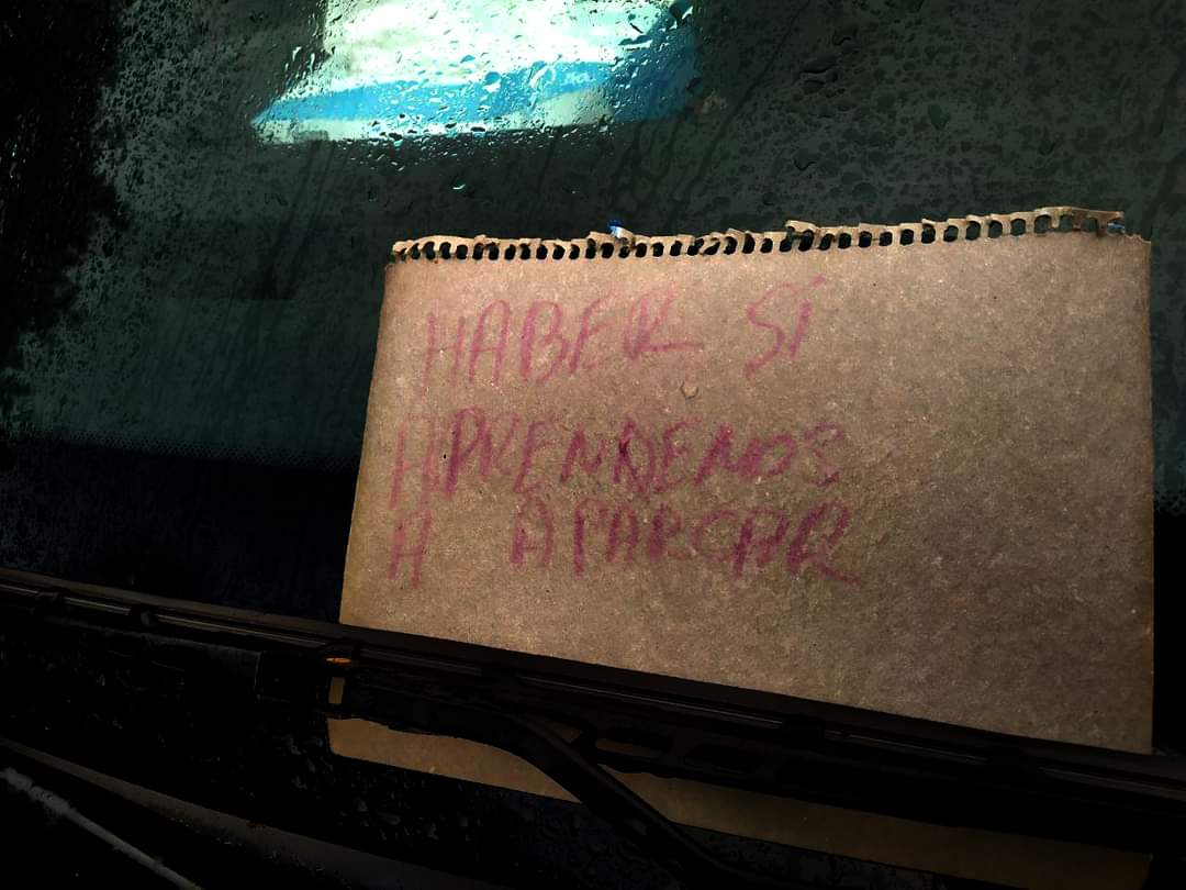 Tengo un vecino que no sabe aparcar y otro que no sabe escribir.
¡Dios mío, esto está lleno de charlies! 😵‍💫