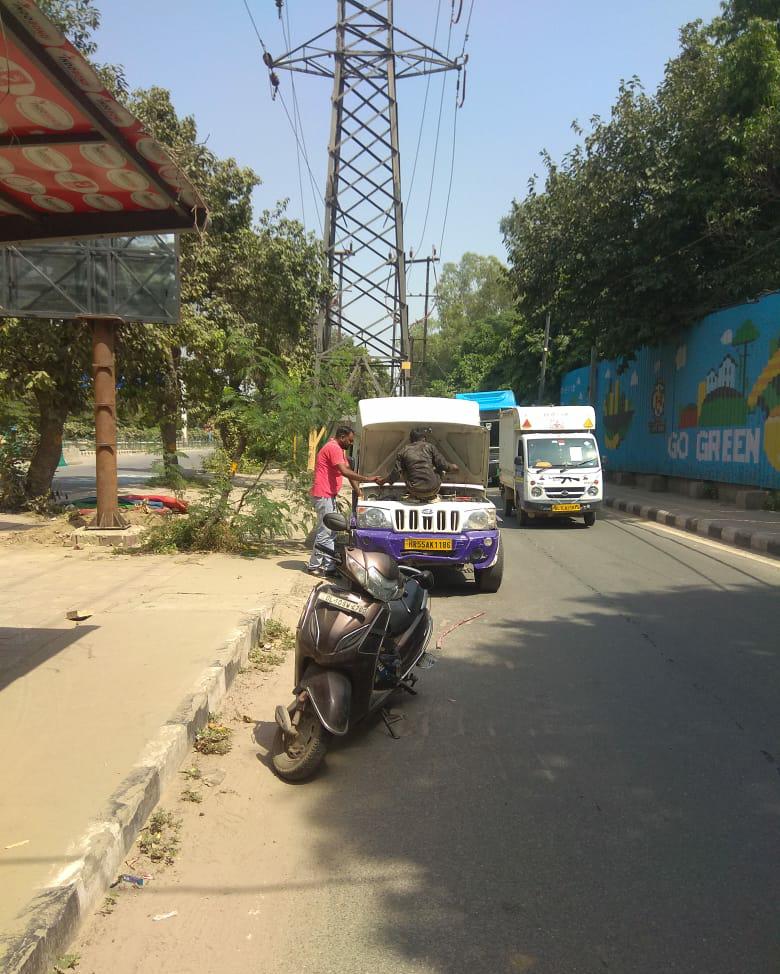 dtptraffic's tweet image. Traffic Alert 
Traffic is heavy in the carriageway from Bharat Darshan Park towards Rajouri Garden due to breakdown of a vehicle near Cremation ground, Punjabi Bagh.
Commuters are advised to plan their journey accordingly.