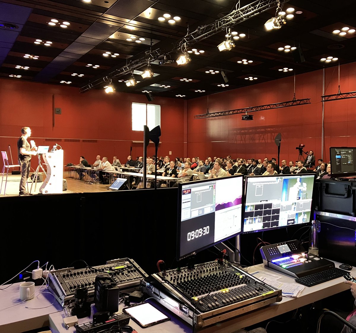 BASTAcon's tweet image. 🎬 Happening now: @rstropek speaks about prompt engineering techniques and #TypeChat here at #BASTAcon and live auf @entwickler #AI #KI #OpenAI #prompting