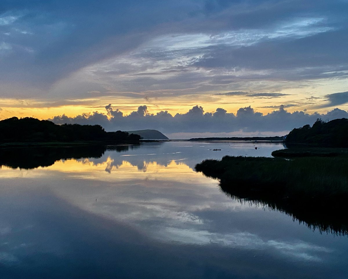 #NewportEstuary last night, looking towards #DinasHead and #NewportSands.

@visitpembs @ItsYourWales @W4LES @StormHour @thephotohour
#newportpembrokeshire #newportpembs