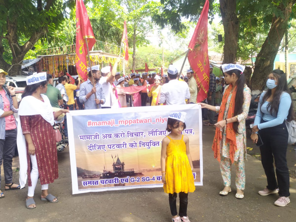 akanshathakur7's tweet photo. नियुक्ती क�� मांग कर रहे #चयनित_पटवारियों ने अब निकाली चुनरी यात्रा
#पटवारी_परीक्षा की जांच में हो रही देरी की वजह से हजारों #चयानीत_पटवारी बेरोजगार

पटवारी परीक्षा में फर्जीवाड़े के आरोपों के बाद प्रशासन ने लगाई थी नियुक्ति पर रोक।
#ChayanitPatwari https://t.co/MIzItIiGrH