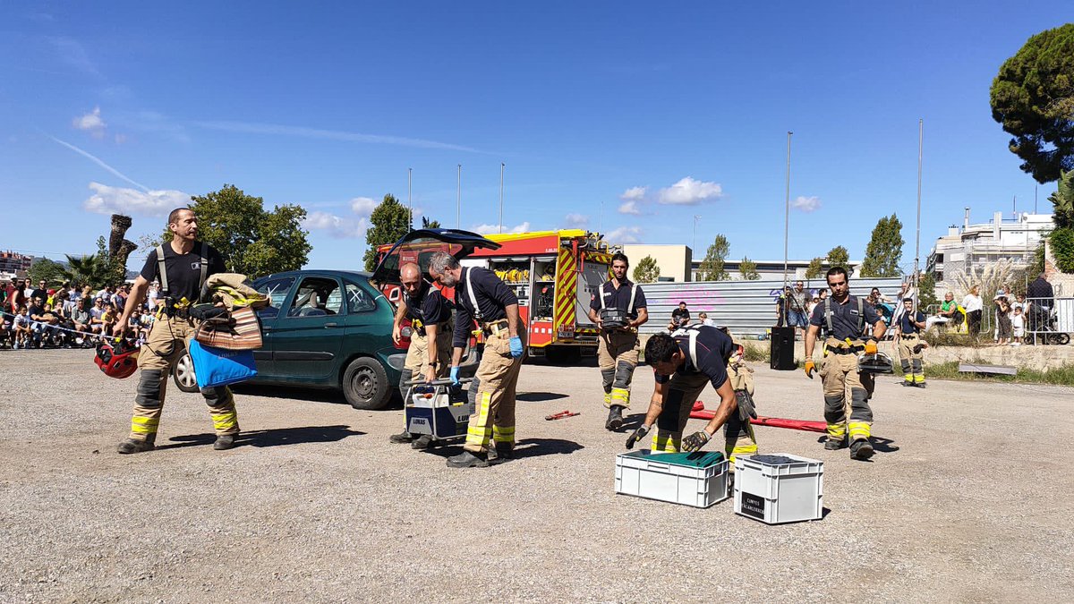 bombersSFE's tweet photo. El passat diumenge 24 es va celebrar el Dia de la Policia a l'antic camp de fubtol de la Rambla de Marquesa. Nosaltres hi vam participar amb una exhibició d'excarceració simulant un accident de trànsit amb la conductora atrapada i amb ferides a l'esquena.

@ajsantfeliu https://t.co/KxplW3cT6D