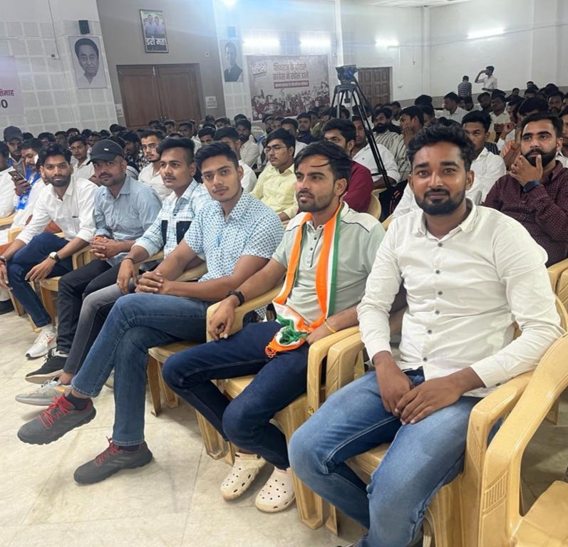 NSUI_GUNA8's tweet photo. कल प्रदेश कांग्रेस कार्यालय भोपाल में NSUI  द्वारा "फर्स्ट वोट पर कांग्रेस" भविष्य की बात कमलनाथ जी के साथ कैंपेन लॉन्च किया गया 
जिसमे #NSUI_GUNA के कार्यकर्तागण उपस्थित रहे।
@digvijaya_28 @JVSinghINC 
@AASHU_NSUI @NSUIMP https://t.co/V65w5HCnzY