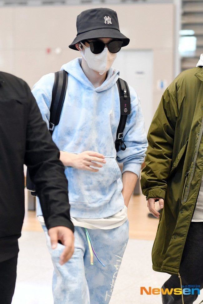 OURDREAM_twt's tweet photo. ㅤ
ㅤ
[ OUR DREAM STAFF UPDATE ]

230927 OUR DREAM's Jevano ( @jeharsa ) and Leo were seen today at Soekarno Hatta International Airport for their flight to Hongkong for their performance at YUEBING Festival. 

#JEVANO #LEO #OURDREAM 
ㅤ
ㅤ https://t.co/dI1e58tNSB