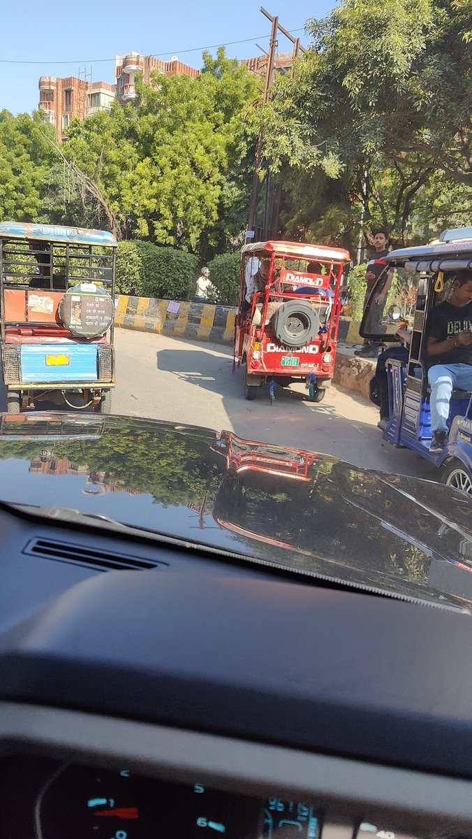 Inquisitive_GD's tweet photo. @noidatraffic pl take a note of illegal rikshaw stand on the turn near Spark Minda sector 59 Noida creating a Chaos for people and Vehicles. Every day there is a Jam because of them in the morning and accidents are happening. https://t.co/jKAKwDYGKn