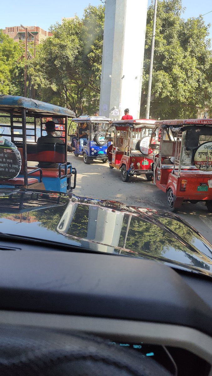 Inquisitive_GD's tweet photo. @noidatraffic pl take a note of illegal rikshaw stand on the turn near Spark Minda sector 59 Noida creating a Chaos for people and Vehicles. Every day there is a Jam because of them in the morning and accidents are happening. https://t.co/jKAKwDYGKn