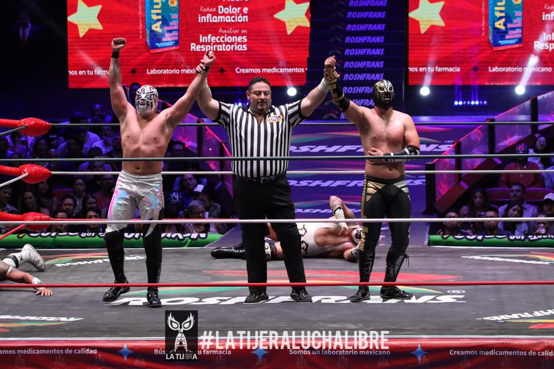 LaTijeraLucha's tweet photo. Buena dupla de herederos, en una excelente combinación #OroJr y #BrillanteJr dan cuenta de #HermanoKaronteI y #HermanoKaronteII, gran velocidad y juego aéreo los técnicos doblegan a los integrantes de la #DinastiaKaronte en la majestuosa #ArenaMexico ...
#latijeraluchalibre https://t.co/BXJXMVoumb