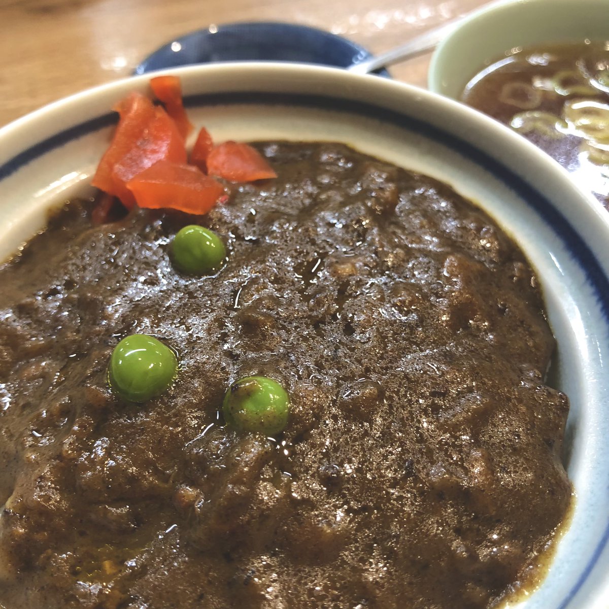 MoonlightBox23's tweet photo. 昨日は駅前にある老舗食堂の「あしなや」さんへ。

昭和11年創業、グリンピースの載ったカレーがいにしえの貫禄を見せてくれる。
カレーカレーしていなくて、どこかビーフシチューのような雰囲気も感じられ美味しかったです。
また食べたい。

直球シンプルなラーメンもいい。 https://t.co/ZfiXJoOWNd