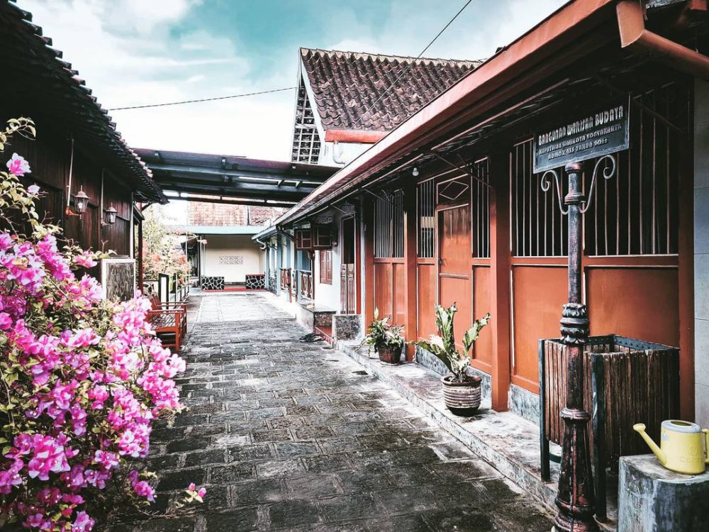 anisarimaf's tweet photo. Kampung ini isinya peninggalan asli Kerajaan Mataram Islam. Arsitektur bangunan juga kental nuansa Jawa.

Beberapa bangunan bahkan masih dihuni warga lokal sampai sekarang! (sumber gambar: https://t.co/nkBDU9LBKb) https://t.co/zOuFsXjORJ