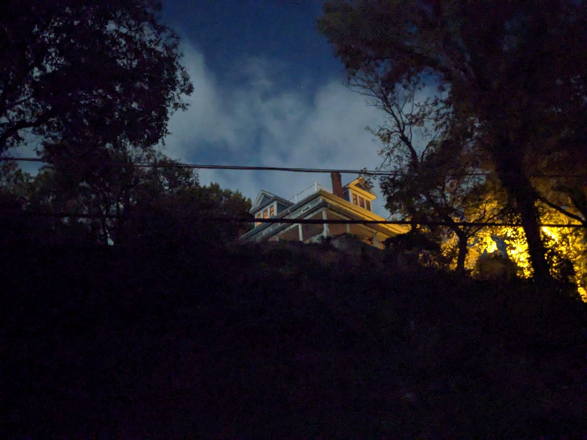 themarkofz's tweet photo. feeling manic nd taking pictures of peoples houses https://t.co/uQvnN1vYAA