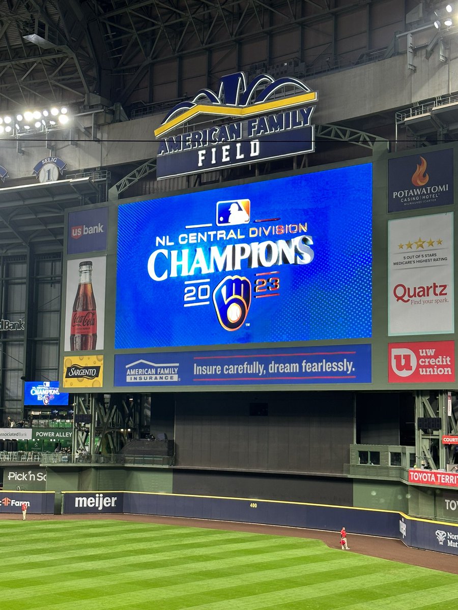 MiMiHogan's tweet image. I wore the right cap to the @Brewers game tonight. Thank you, Braves! #NLCentral #divisionchamps See you Tuesday, @AmFamField!