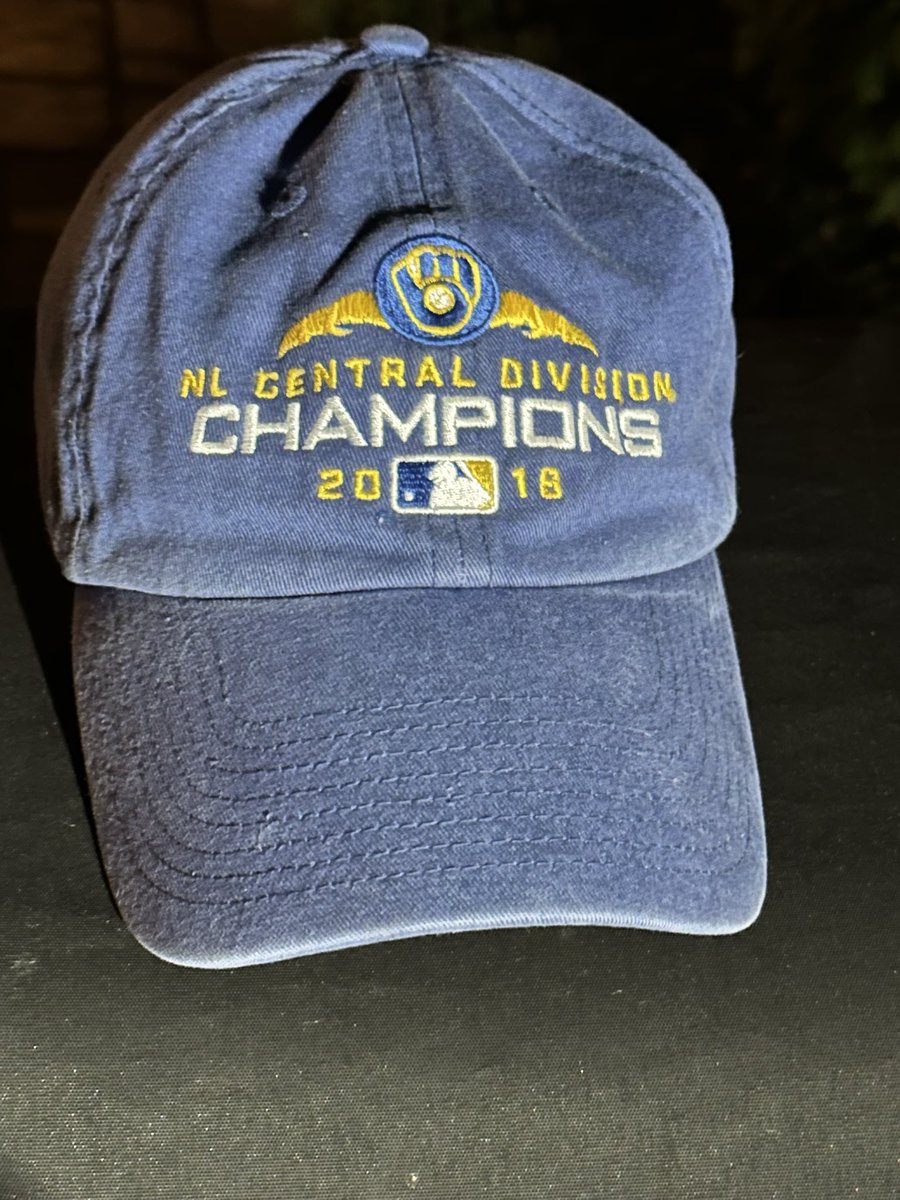 MiMiHogan's tweet image. I wore the right cap to the @Brewers game tonight. Thank you, Braves! #NLCentral #divisionchamps See you Tuesday, @AmFamField!